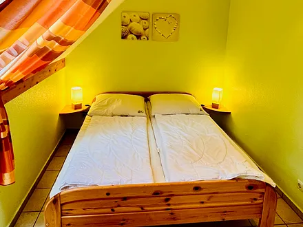 Schlafzimmer I mit Bett (2,00 m x 1,80 m)