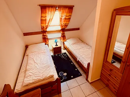 Schlafzimmer II mit zwei Betten (je 2,00 m x 0,90 m)