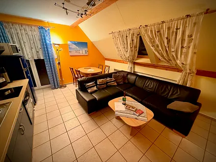 Küchenzeile mit Herd, Kühlschrank, Kaffeemaschine, Wasserkocher, Toaster.