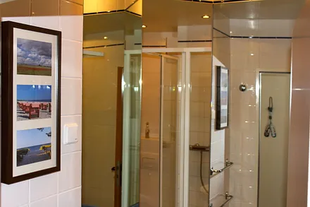 Bad mit Waschtisch, Dusche, WC und Föhn