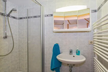 Bad mit Dusche (Obergeschoß).       Ein zweites Bad mit WC befindet sich unten neben dem Wohnzimmer                                           