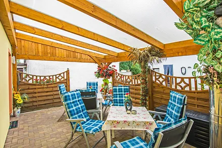 Neue überdachte Terrasse                                 (Frühstück im Sonnenschein).