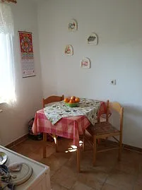 Küche mit Herd,Mikrowelle u Kühlschrank