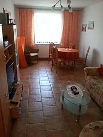 Wohnzimmer mit ausziehbarer Eckcouch