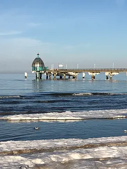 Seebrücke im Winter
