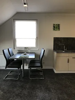 Küchenzeile mit Essplatz