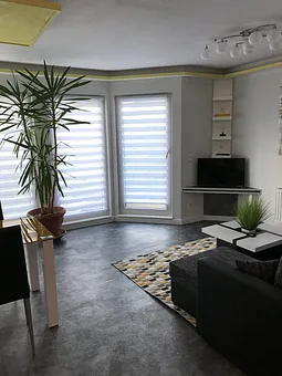 Wohnbereich mit Zugang zur Terrasse