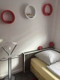 Kleines Zimmer mit Schlafplatz und Kleiderschrank