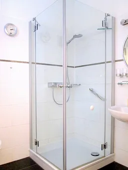Bad, Echtglas-Duschkabine, niedriger Einstieg, flache Duschwanne