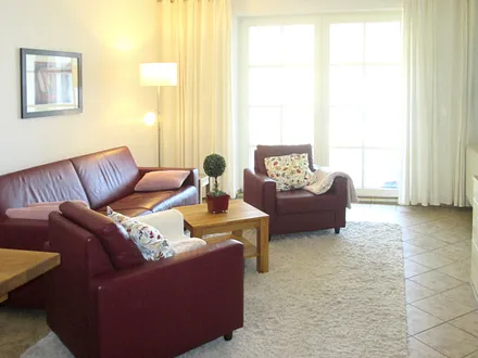 Wohnraum mit Balkon zur Ostsee -  ausziehbares Schlaf-/Ledersofa Richtung TV