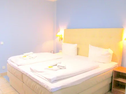 Schlafraum: Hochwertiges Boxspringbett.