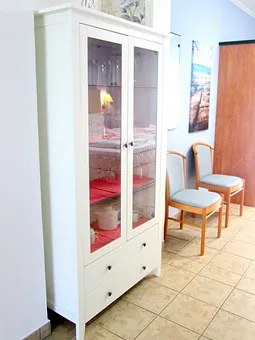 Vitrinenschrank im Küchenbereich