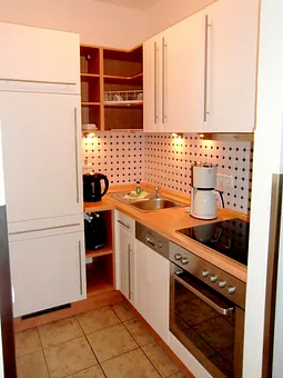 Einbauküche: Kühlschrank, Geschirrspüler, Kochfeld, Ofen