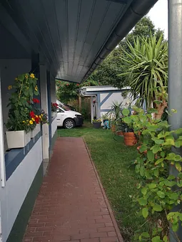 Innenhof mit Blick auf den Parkplatz