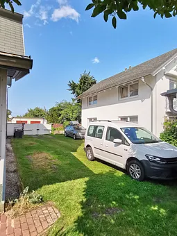 Der Parkplatz für die Wohnungen Rügen und Hidensee befindet sich links direkt am Haus.