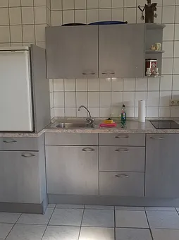 In der Küche gibt es einen Kühlschrank mit Tiefkühlfach, ein Herd mit 2 Kochfeldern, Wasserkocher, Kaffeemaschine,Toaster und allem Notwendigen.