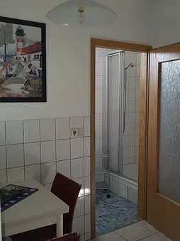 Links von der Küche geht das Bad mit Fussboden- und Wandheizung ab.