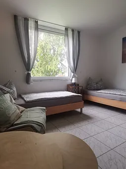 Der kombinierte Wohnschlafbereich lässt sich durch einen Rollladen verdunkeln.