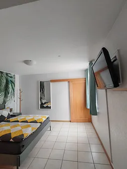 Hinter dem Schlafzimmer liegt - abtrennbar durch eine Schiebetür - das kleine Wohnzimmer