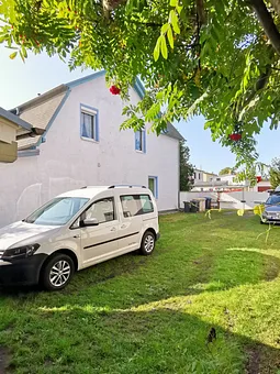 Der Parkplatz der Wohnung befindet sich direkt vor dem Fenster.