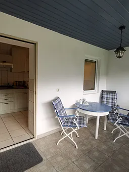 Von der überdachten Terrasse aus gelangt man in die kleine Küche 