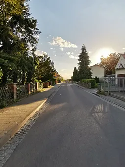 Blick den Glienberg hinunter. In 350 m Entfernung liegt dort der Rossmann, der Netto und ein Bäcker.