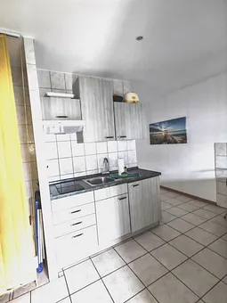 Küchenzeile hat ein Cerankochfeld mit 2 Kochfelder, Kühlschrank ohne Gefrierfach, Koch- und Essgeschirr, Besteck, Gläser, Wasserkocher, Toaster und Kaffeemaschine