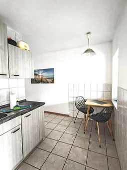 Es gibt einen Esstisch mit Sitzgelegenheiten nebst Hocker für eine 3.Person