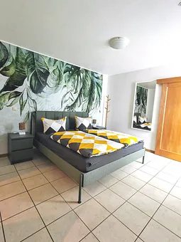 Im Schlafzimmer gibt es ein Doppelbett mit 2 Einzelmatratzen ( 90 x 200), einen Kleiderschrank und einen Fernseher