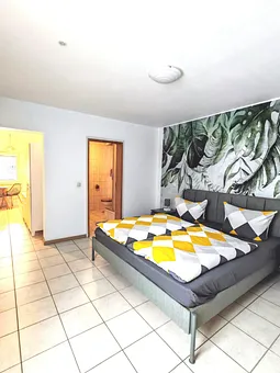 Direkt neben dem Schlafzimmer liegt das Bad. 