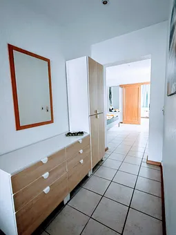 Im Flur befindet sich ein Kleiderschrank 