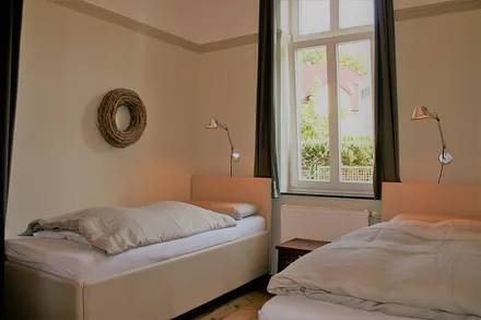 Schlafzimmer mit zwei Einzelbetten