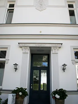 vorderer Hauseingang (hinterer Hauseingang barrierefrei)