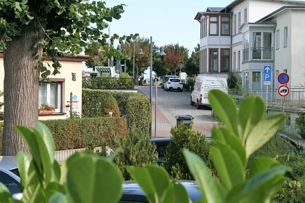 Blick von der Terrasse auf die Strandpromenade
