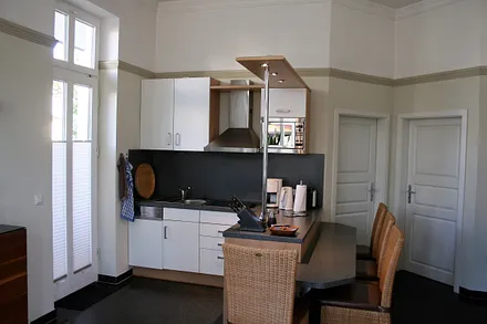 -offene Küche mit reichhaltiger Ausstattung-