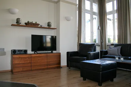 -LCD-Fernseher und Stereoanlage