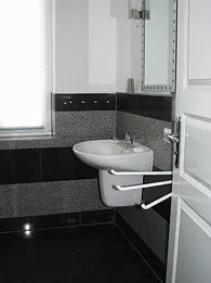 Bad mit Dusche und WC