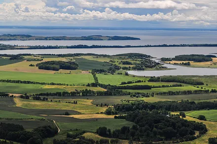 Nachbarort Seedorf und im Hintergrund Mönchgut