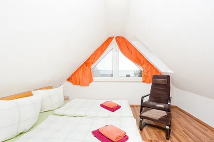 2. Schlafzimmer mit Blick Richtung Wasser