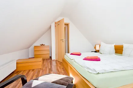2. Schlafzimmer mit Doppelbett