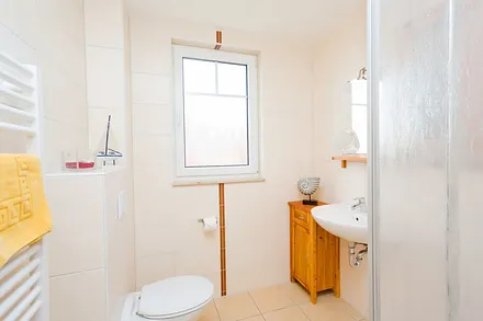 Badezimmer mit Dusche & WC 