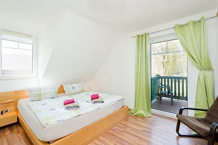 1. Schlafzimmer mit Doppelbett und Ausgang zum Balkon