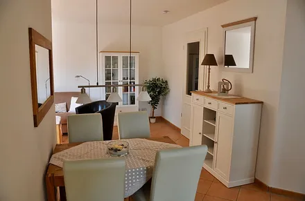 Esstisch mit Blick in den gemütlichen Wohnbereich