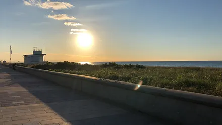 Sonnenuntergang an der schönen langen Promenade