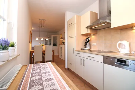 Küchenzeile mit Kaffeepadmaschine