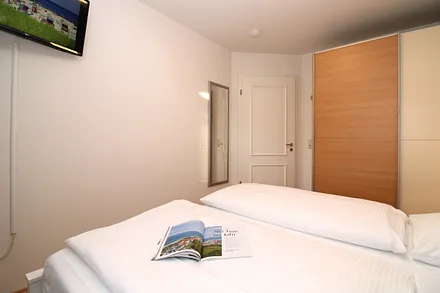 gemütliches Schlafzimmer mit großem Kleiderschrank