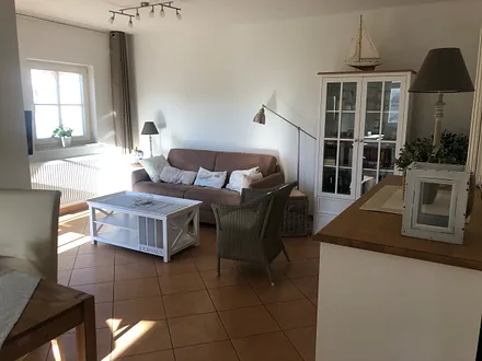 lichtdurchflutetes Wohnzimmer