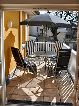 großer sonniger Balkon