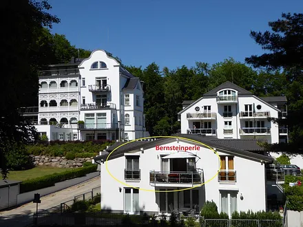 Bernsteinperle mit Südbalkon und Ampelschirm