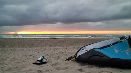 Kitesurfen geht besonders in den windsicheren Wintermonaten ideal. Lagermöglichkeit für Surfmaterial vorhanden.
